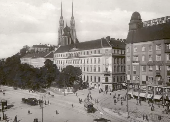 Nájemní dům na nároží Nádražní a Masarykovy ulice. Zdroj: Archiv NPÚ, Masarykova 37, první pol. 20. stol.